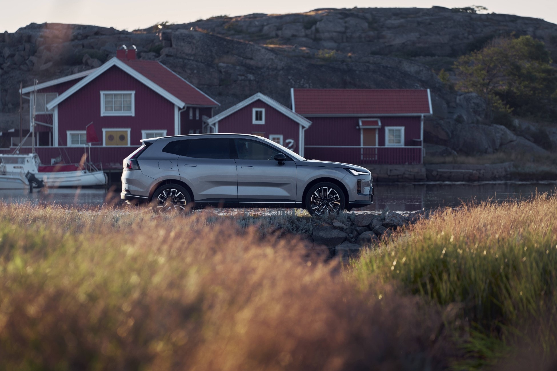 new-volvo-xc70-plug-in-hybrid-suv-goes-live-with-massive-electric-range_47.jpg