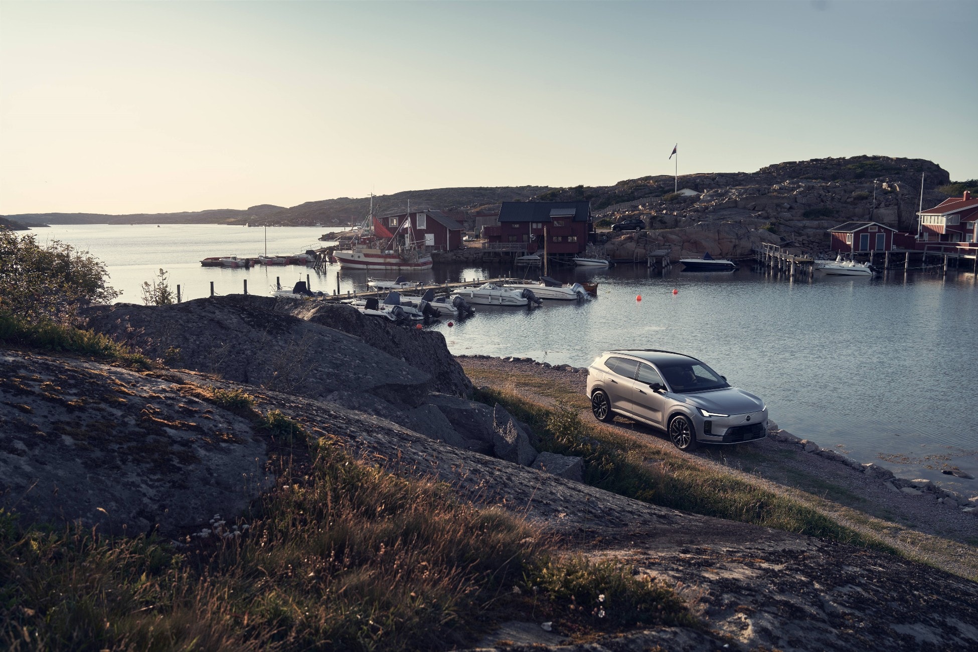 new-volvo-xc70-plug-in-hybrid-suv-goes-live-with-massive-electric-range_8.jpg