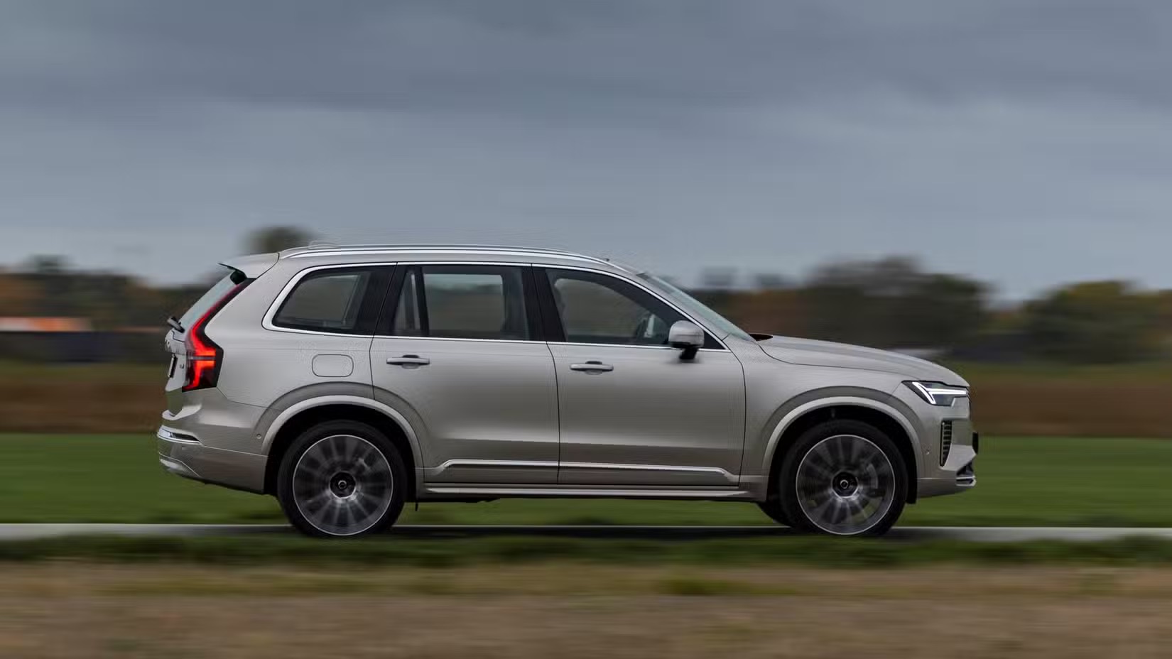 new-volvo-xc90-t8-dynamic-31.jpeg