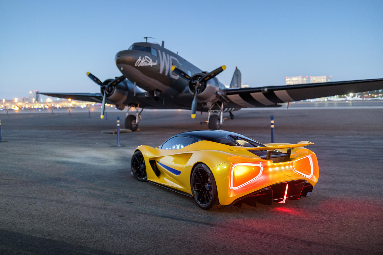 những-mẫu-xe-được-Lotus-mang-đến-Monterey-Car-Week-2021 (3).jpg