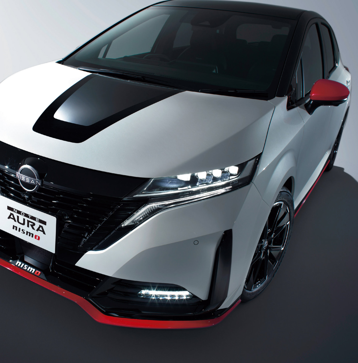 Nissan-note-aura-nismo-lieu-toyota-yaris-va-honda-jazz-co-the-dau-lai-doi-thu-nang-ky-trong-la...JPG