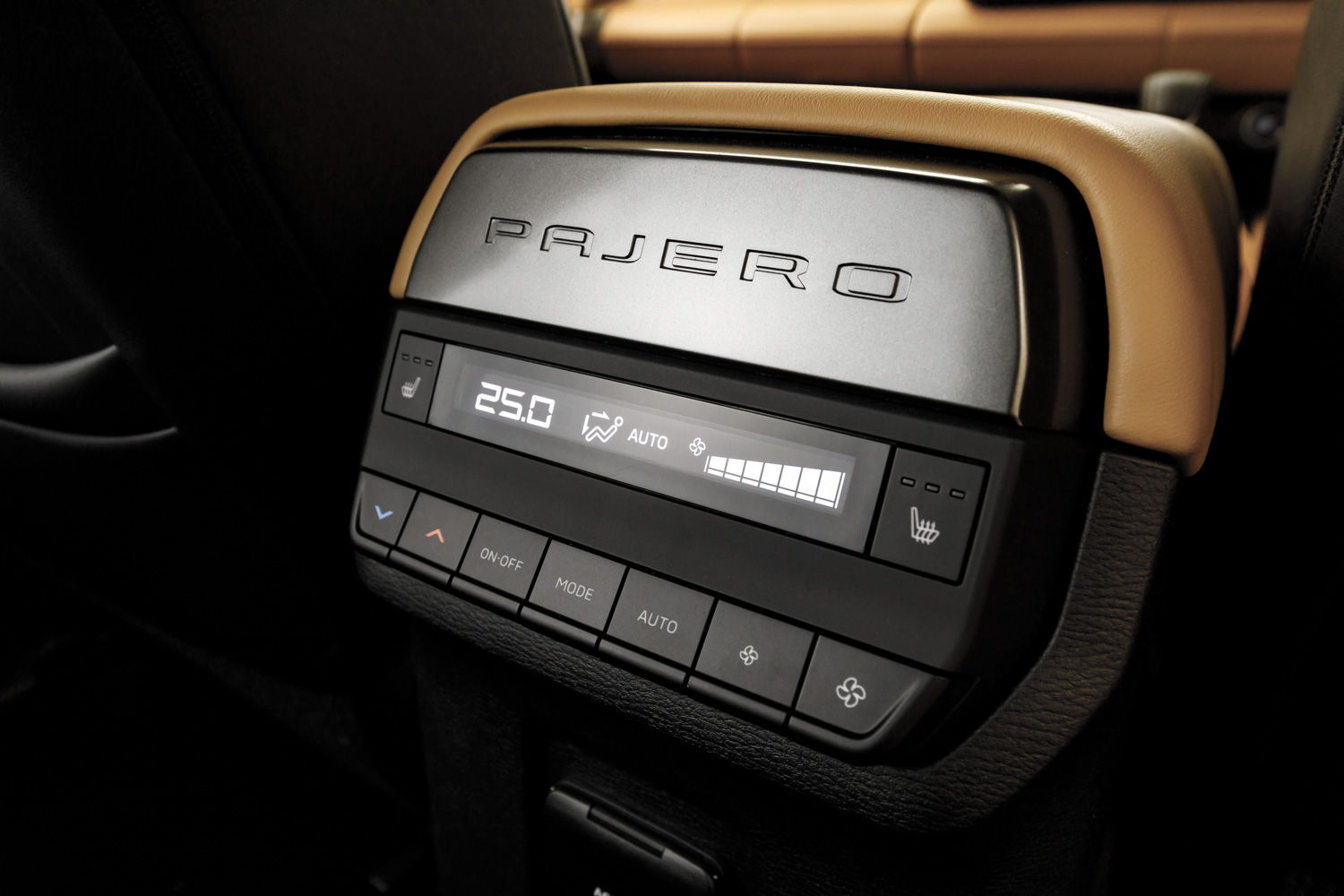 noi-that--Mitsubishi-All-New Pajero-anh-_9.jpg