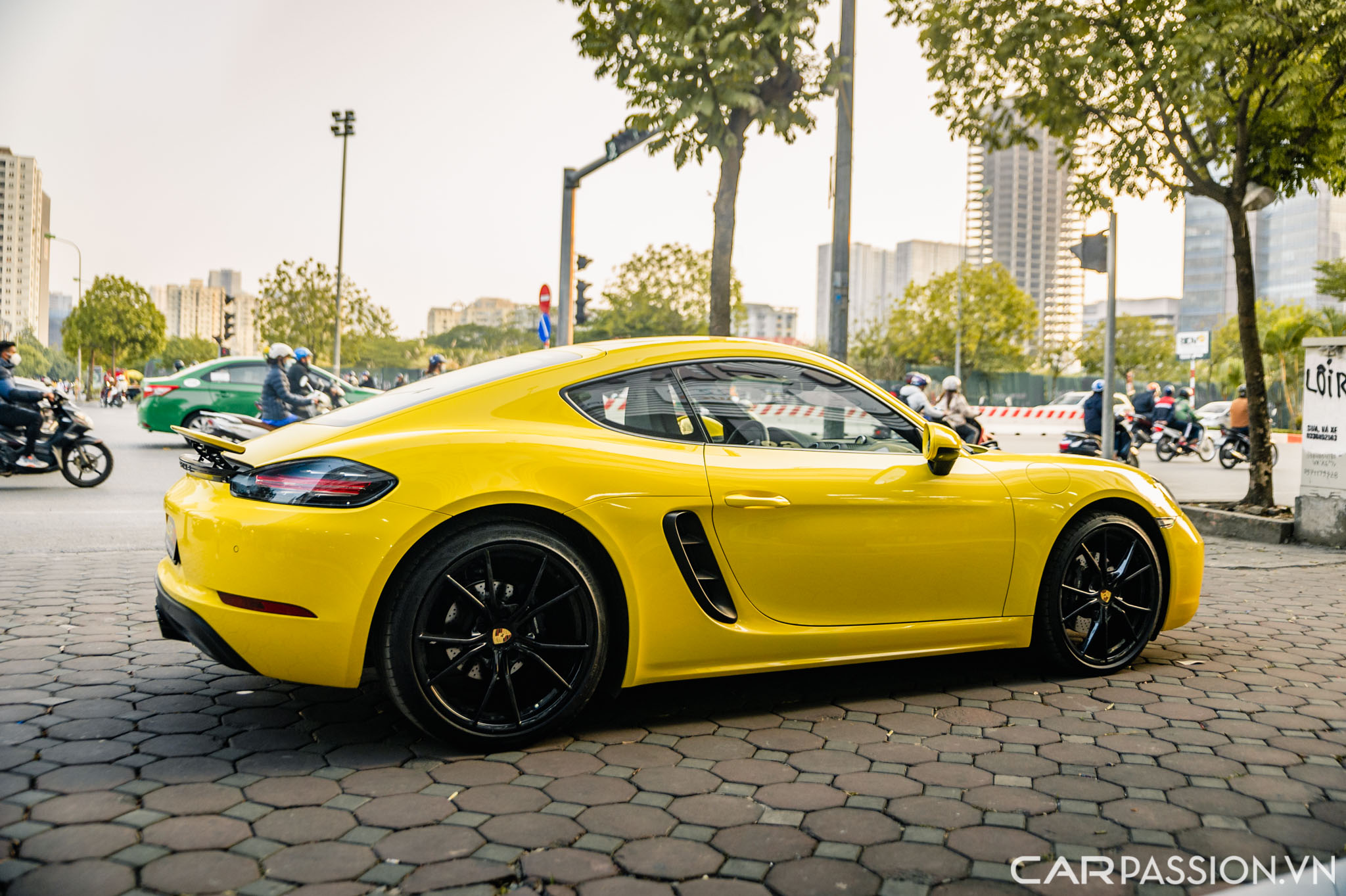 Porsche 718 Cayman (38).jpg