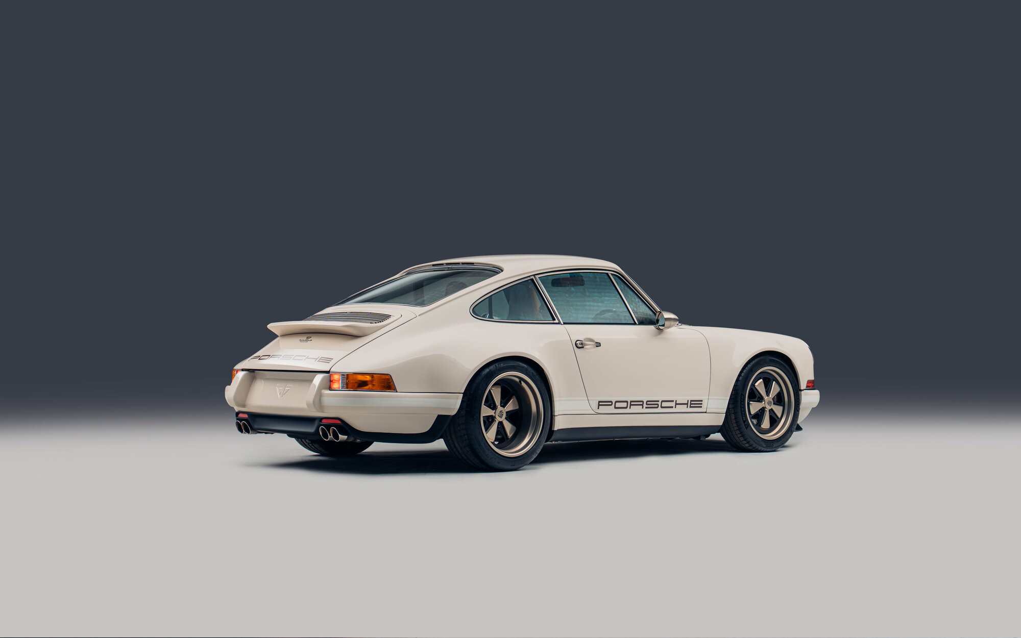 Porsche 911 restomod-anh-19.jpg