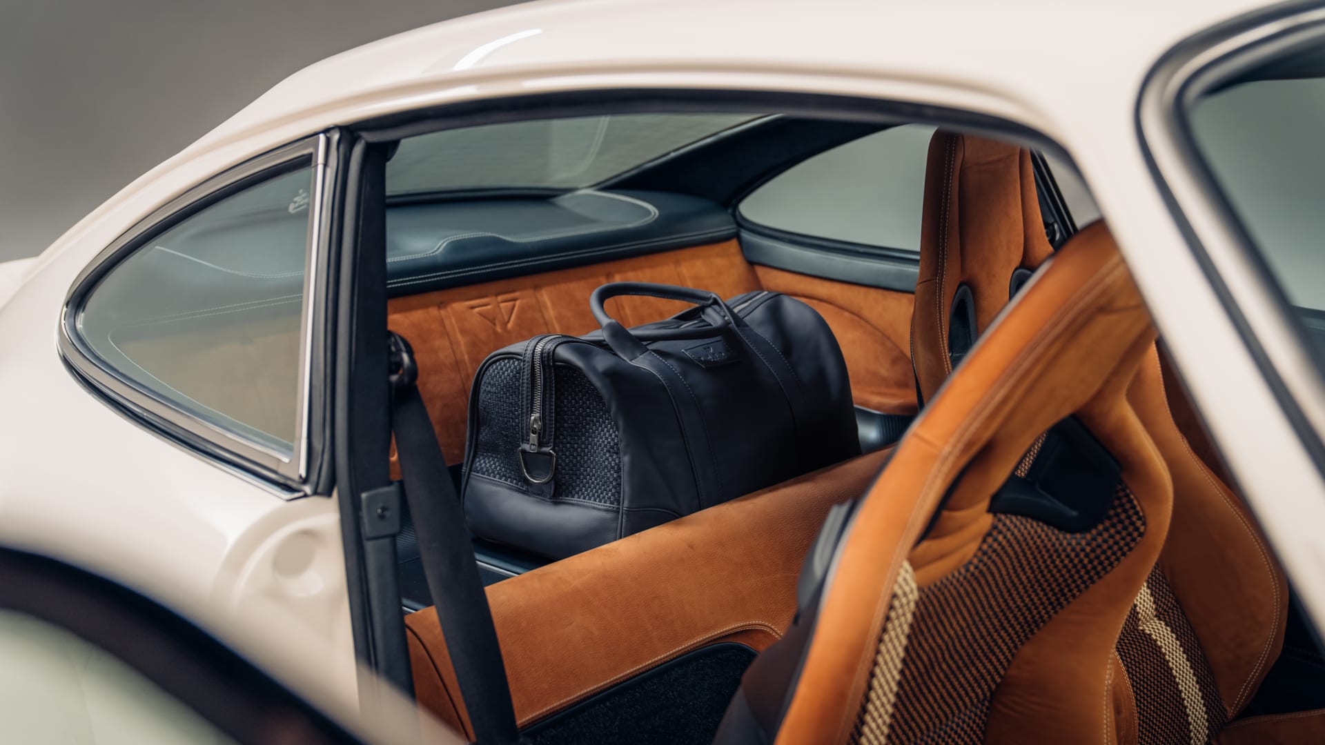 Porsche 911 restomod-anh-7.jpg