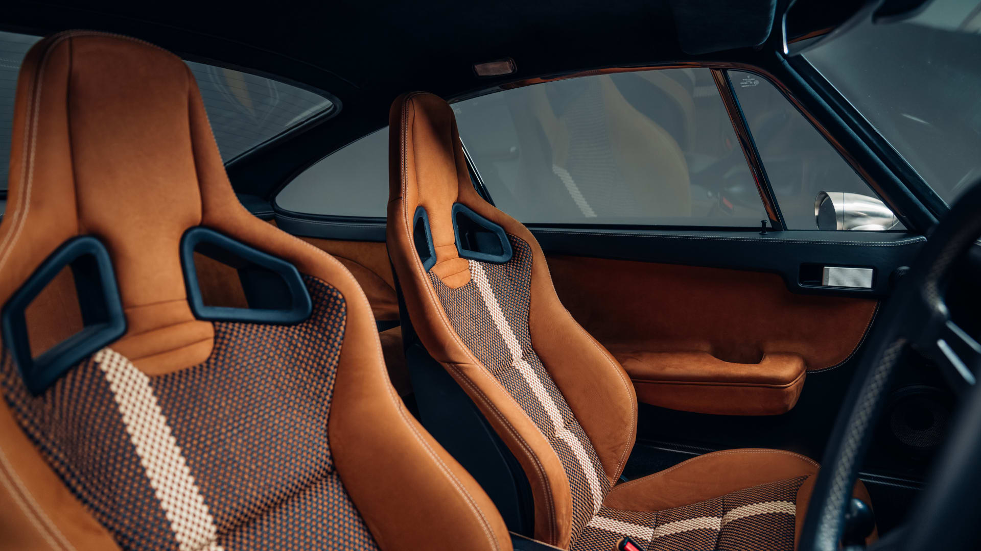 Porsche 911 restomod-anh-9.jpg