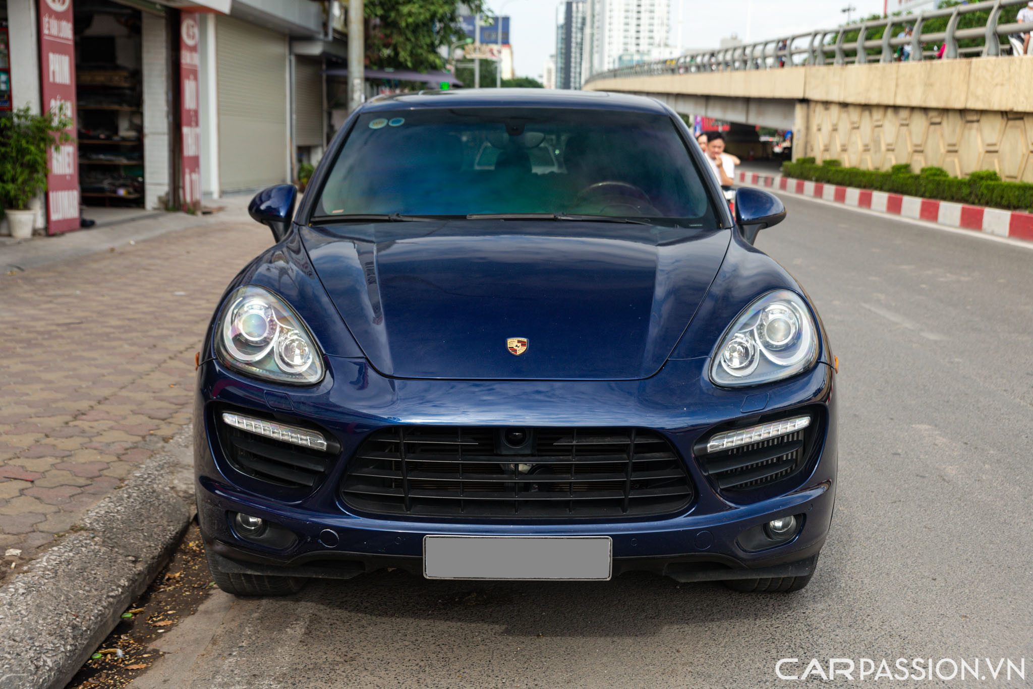 Porsche Cayenne Turbo S (1).jpg