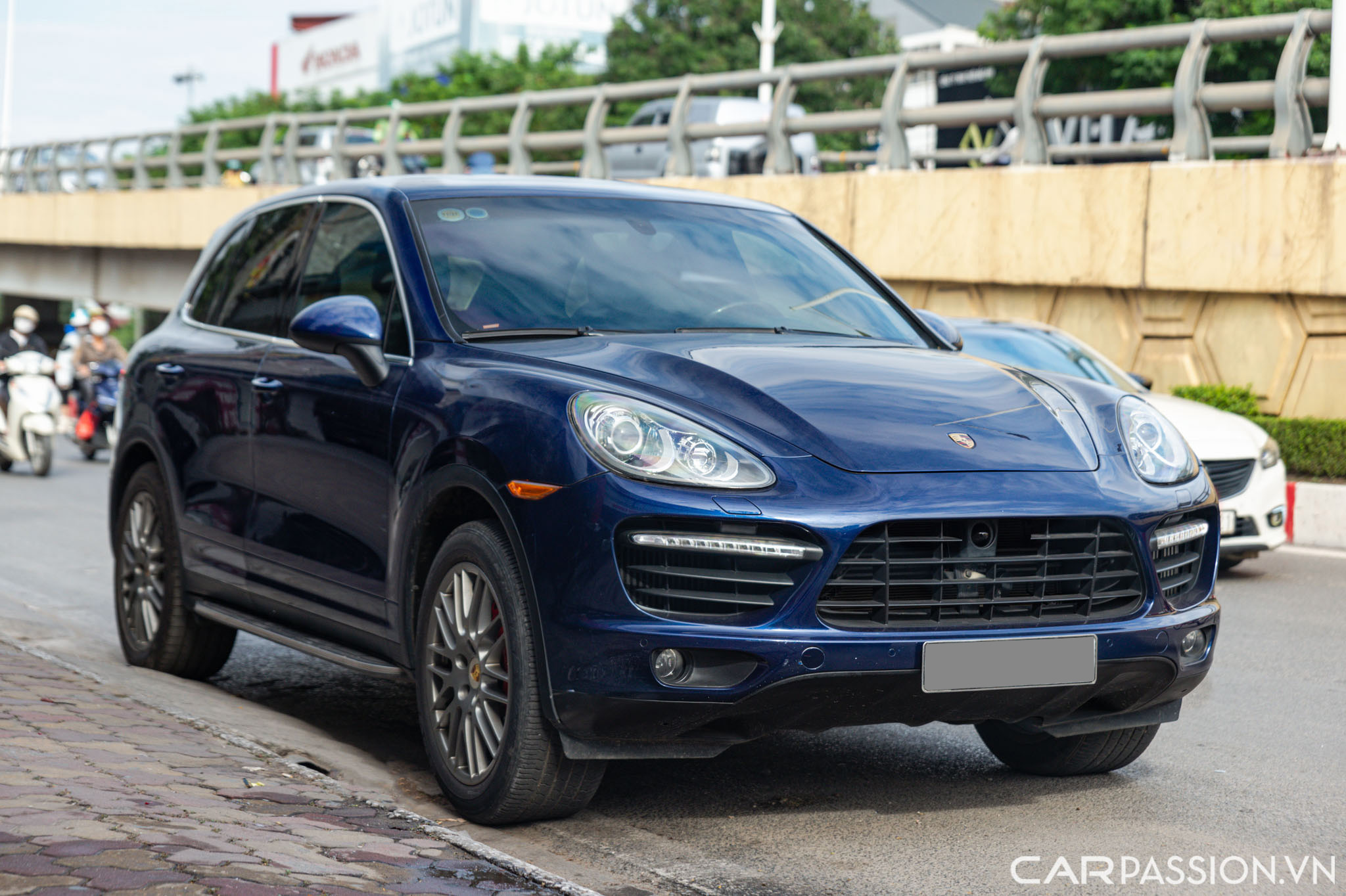 Porsche Cayenne Turbo S (15).jpg