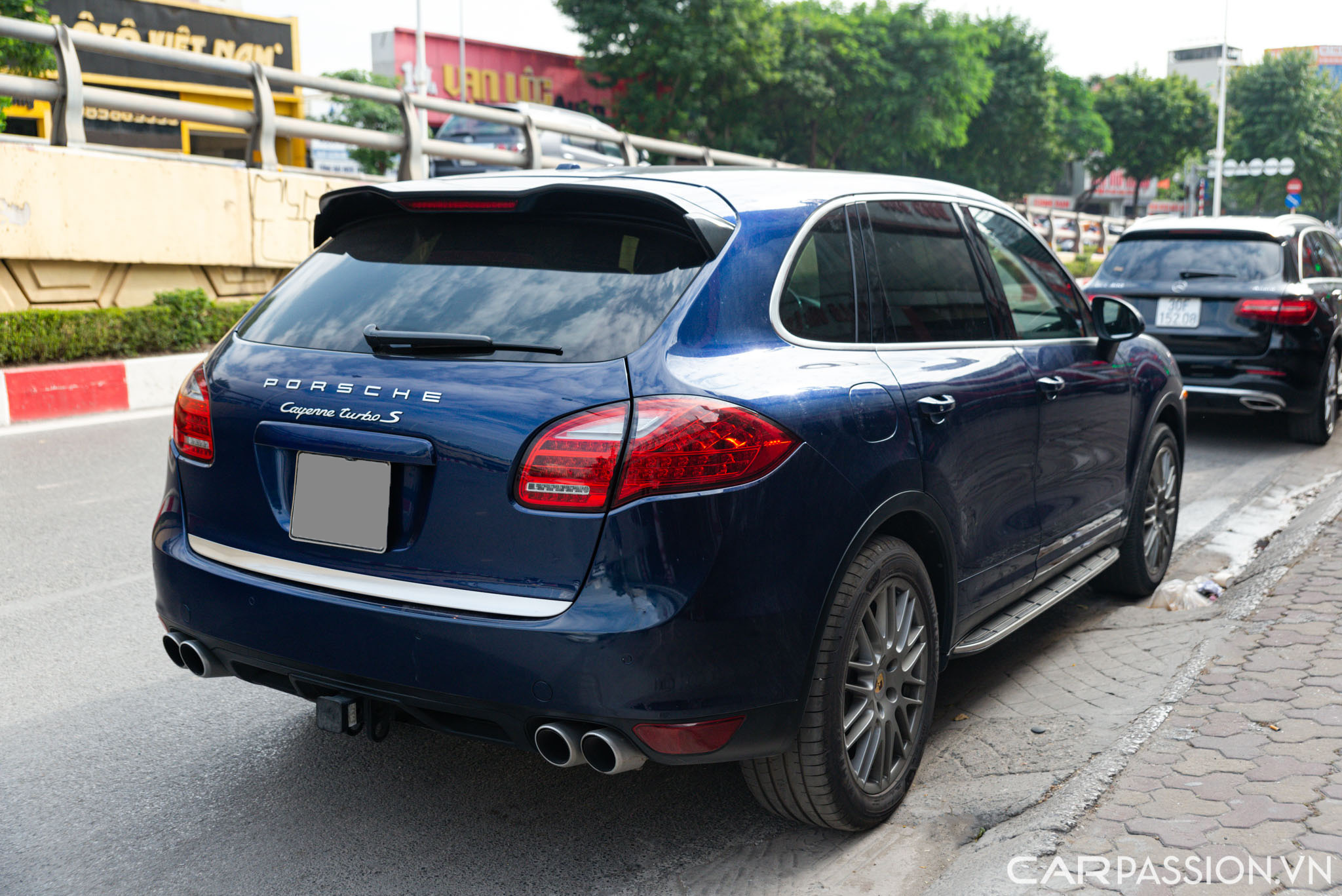 Porsche Cayenne Turbo S (16).jpg