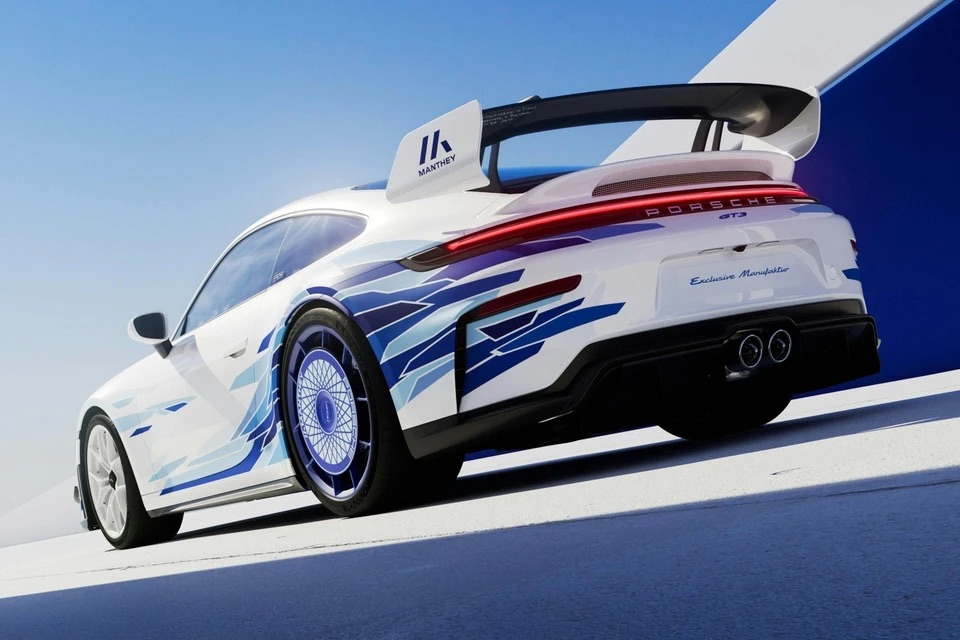 Porsche_911_GT3_Artisan_Edition_7.jpg