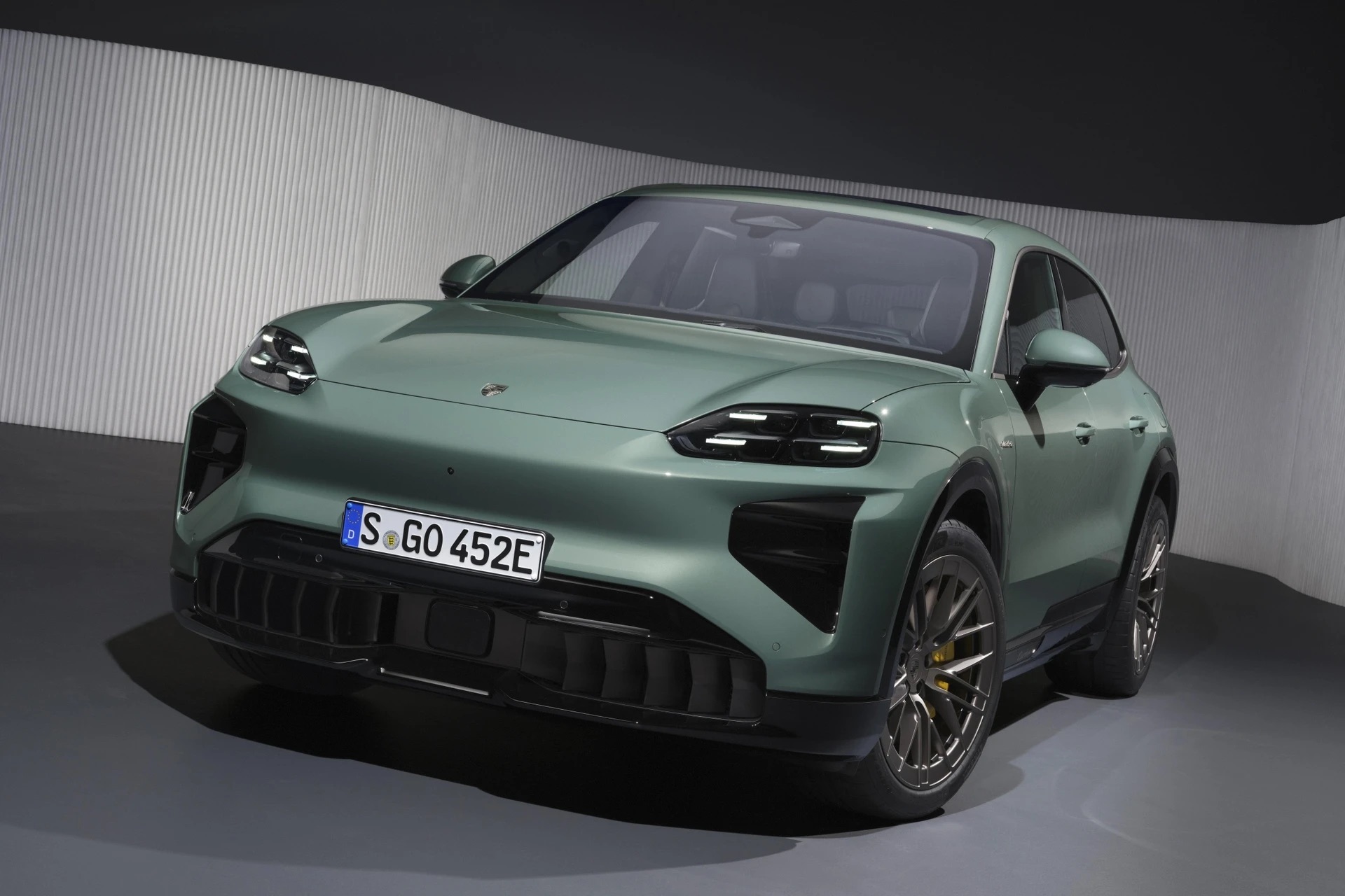 Porsche_Cayenne_Turbo_Electric_1.jpg
