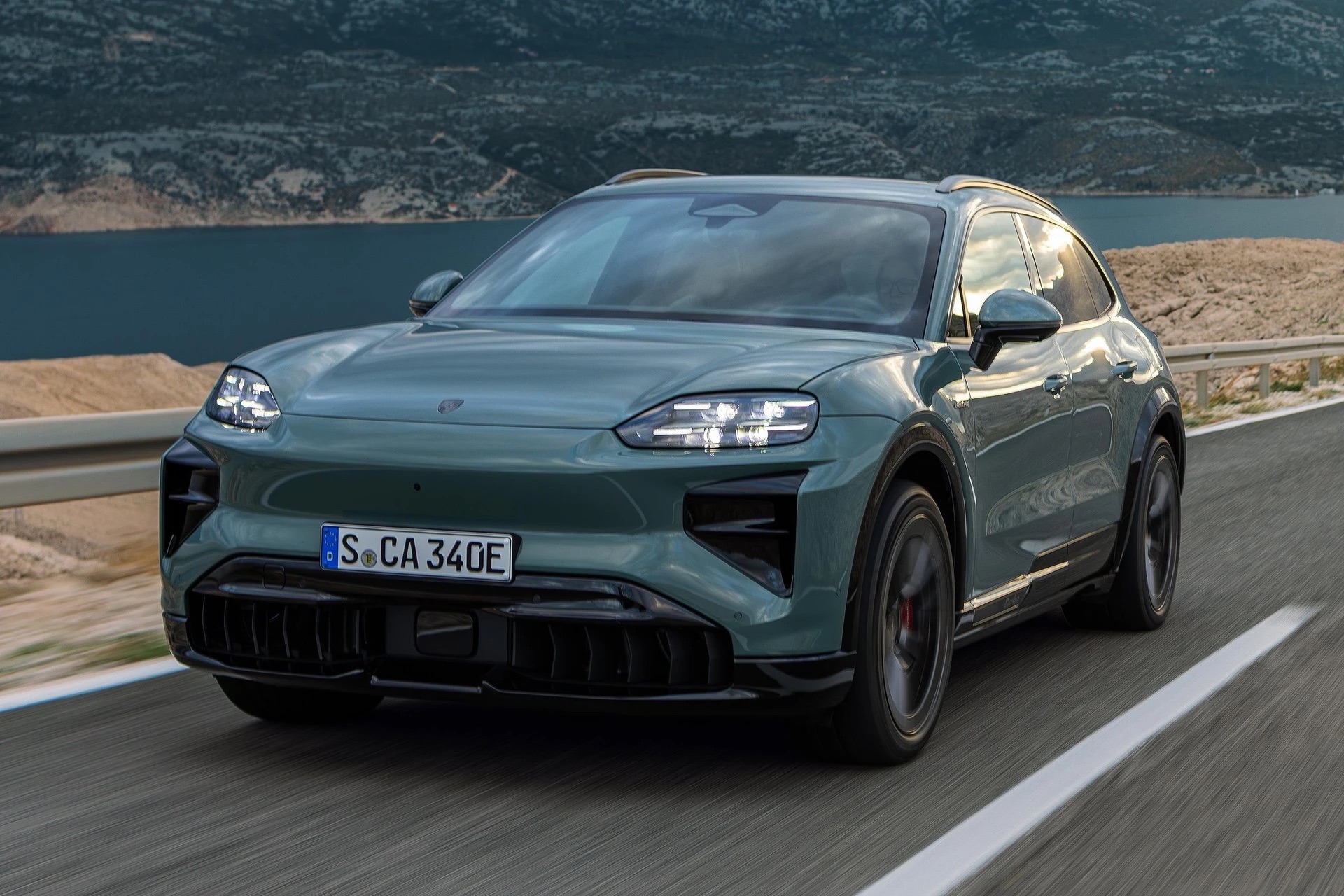 Porsche_Cayenne_Turbo_Electric_15.jpg