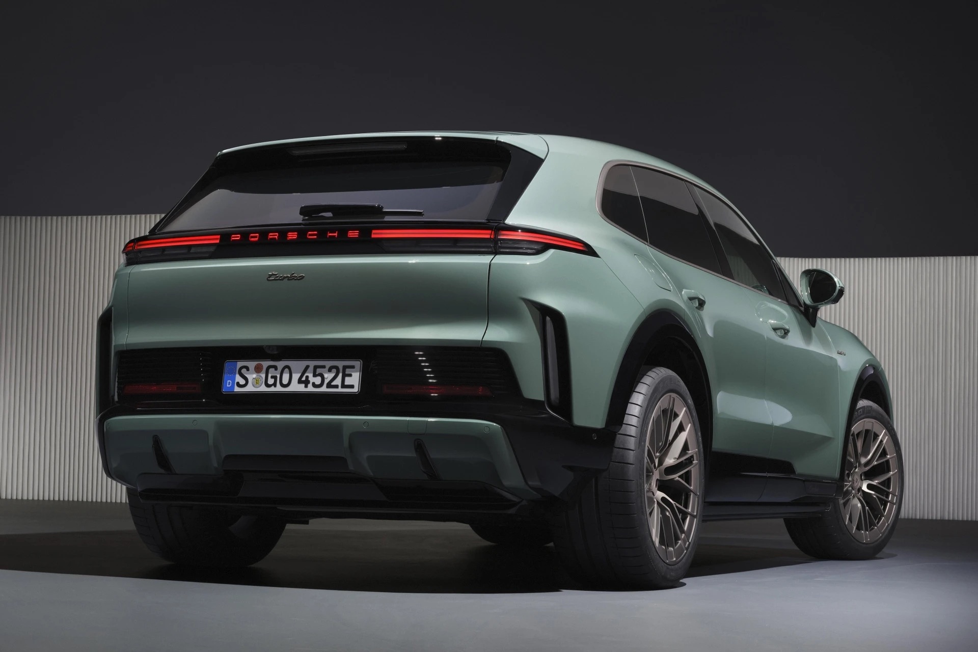 Porsche_Cayenne_Turbo_Electric_2.jpg
