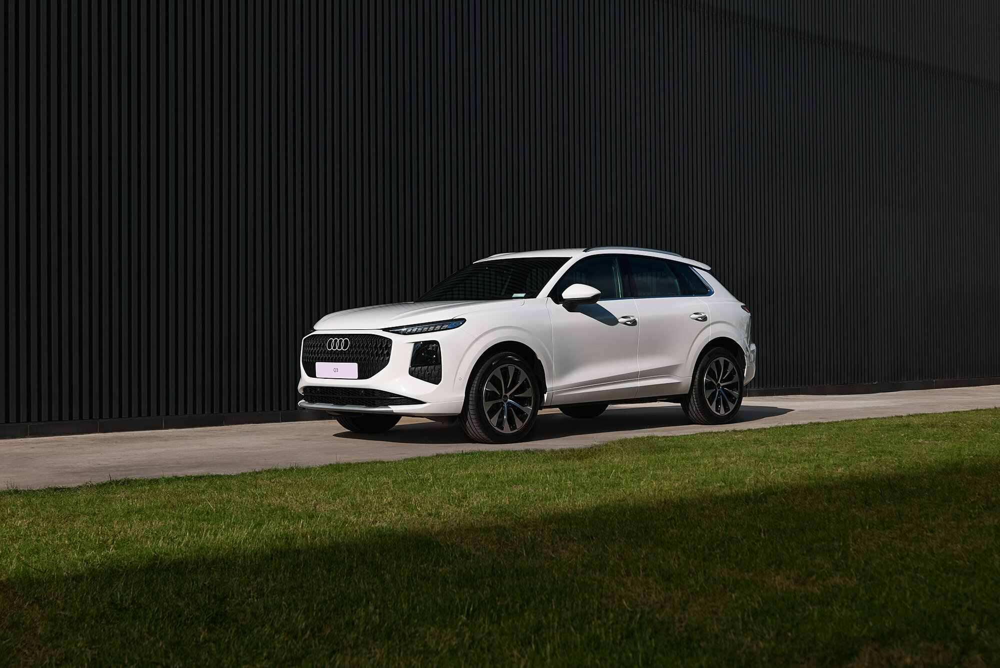 Q3SUV_Exterior_O_4.jpg
