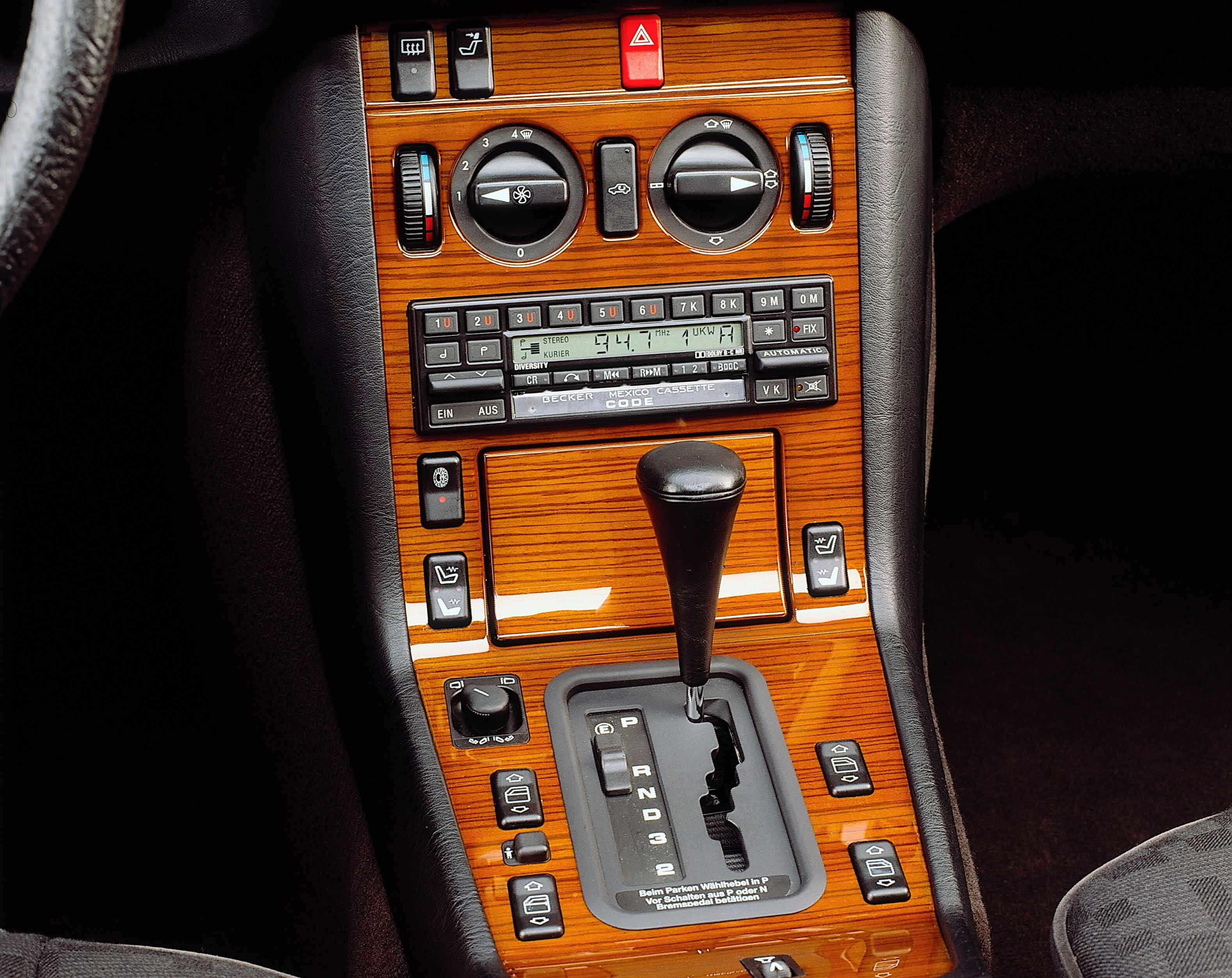 radio-trên-xe-Mercedes-Benz-2.jpg