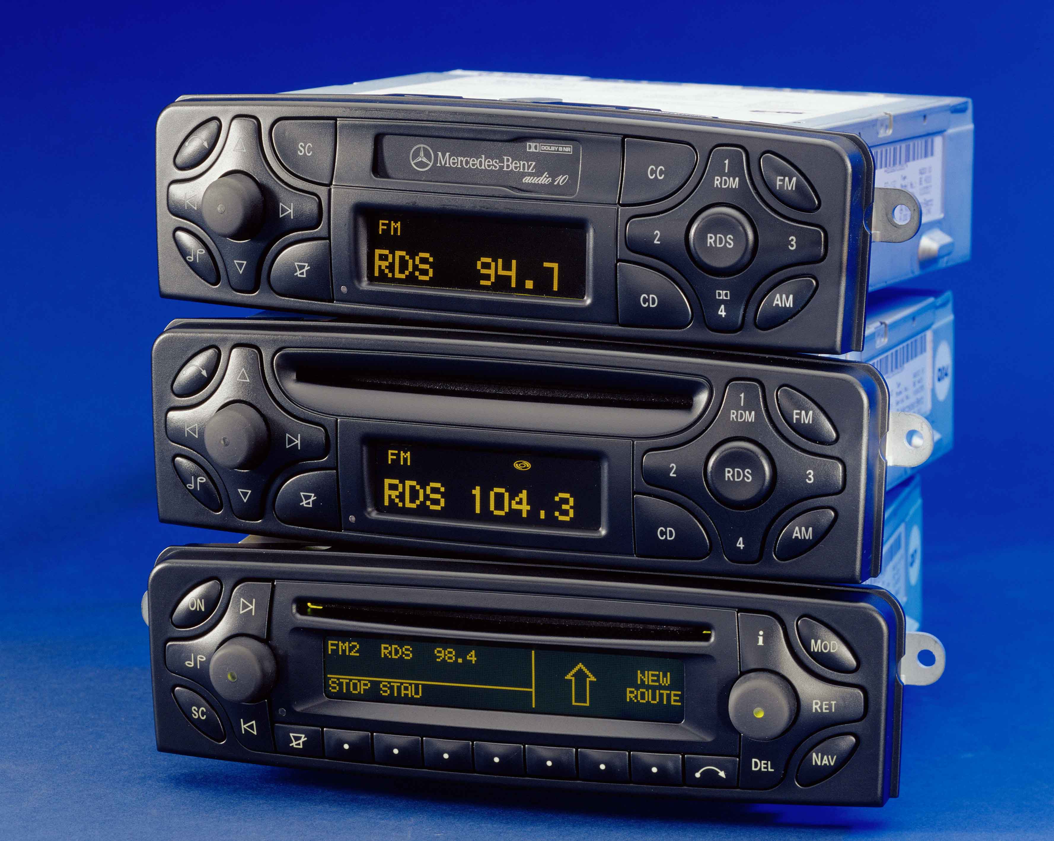 radio-trên-xe-Mercedes-Benz-3.jpg