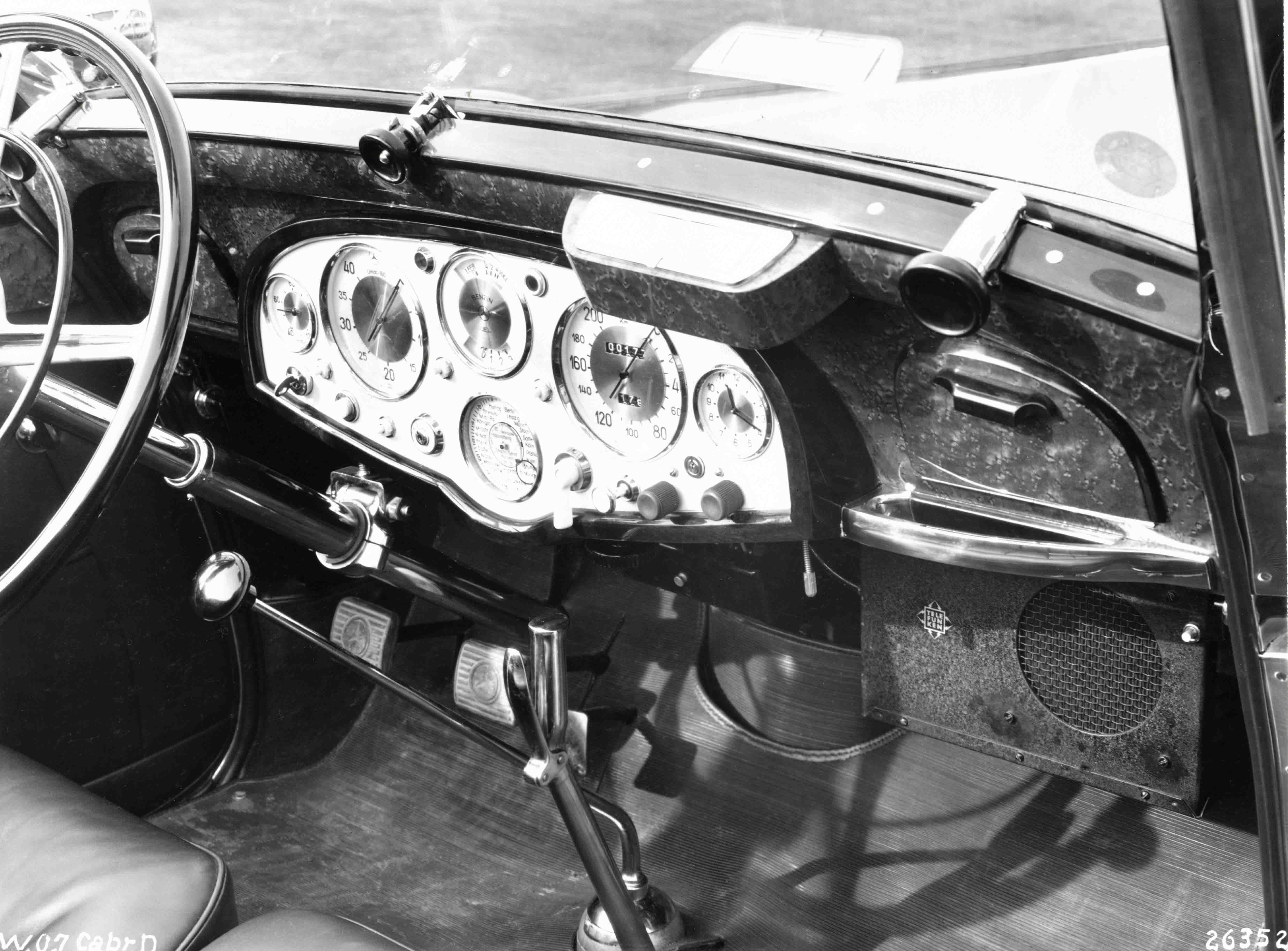 radio-trên-xe-Mercedes-Benz-5.jpg