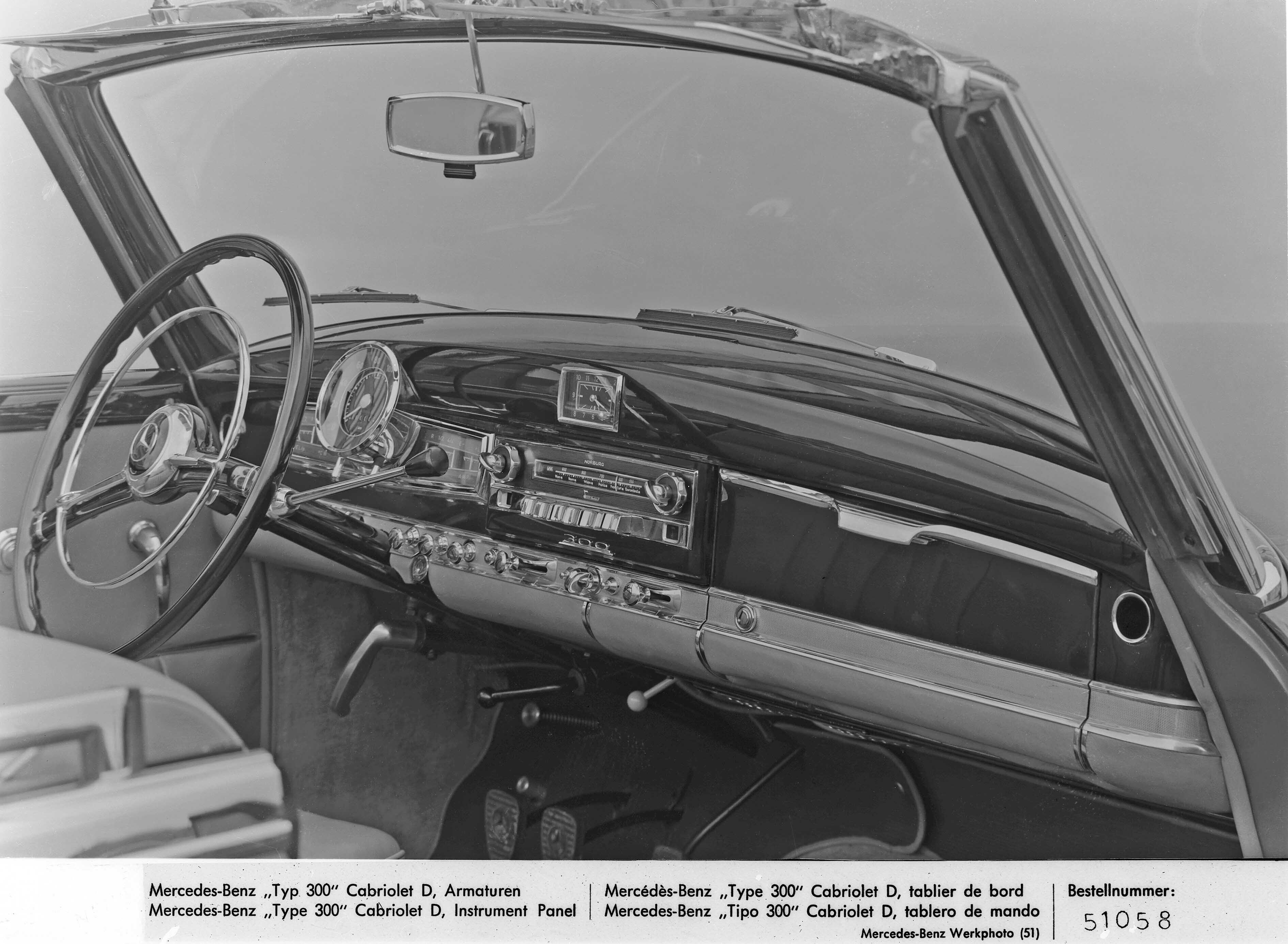 radio-trên-xe-Mercedes-Benz.jpg
