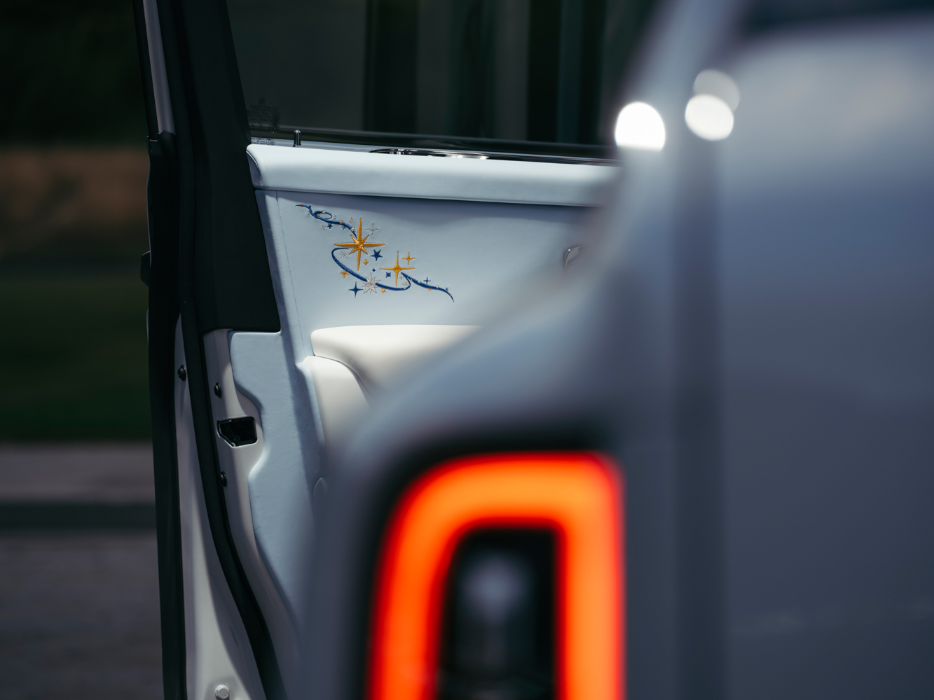 Rolls-Royce-Cullinan-Cosmos-bespoke-anh-_8.jpg