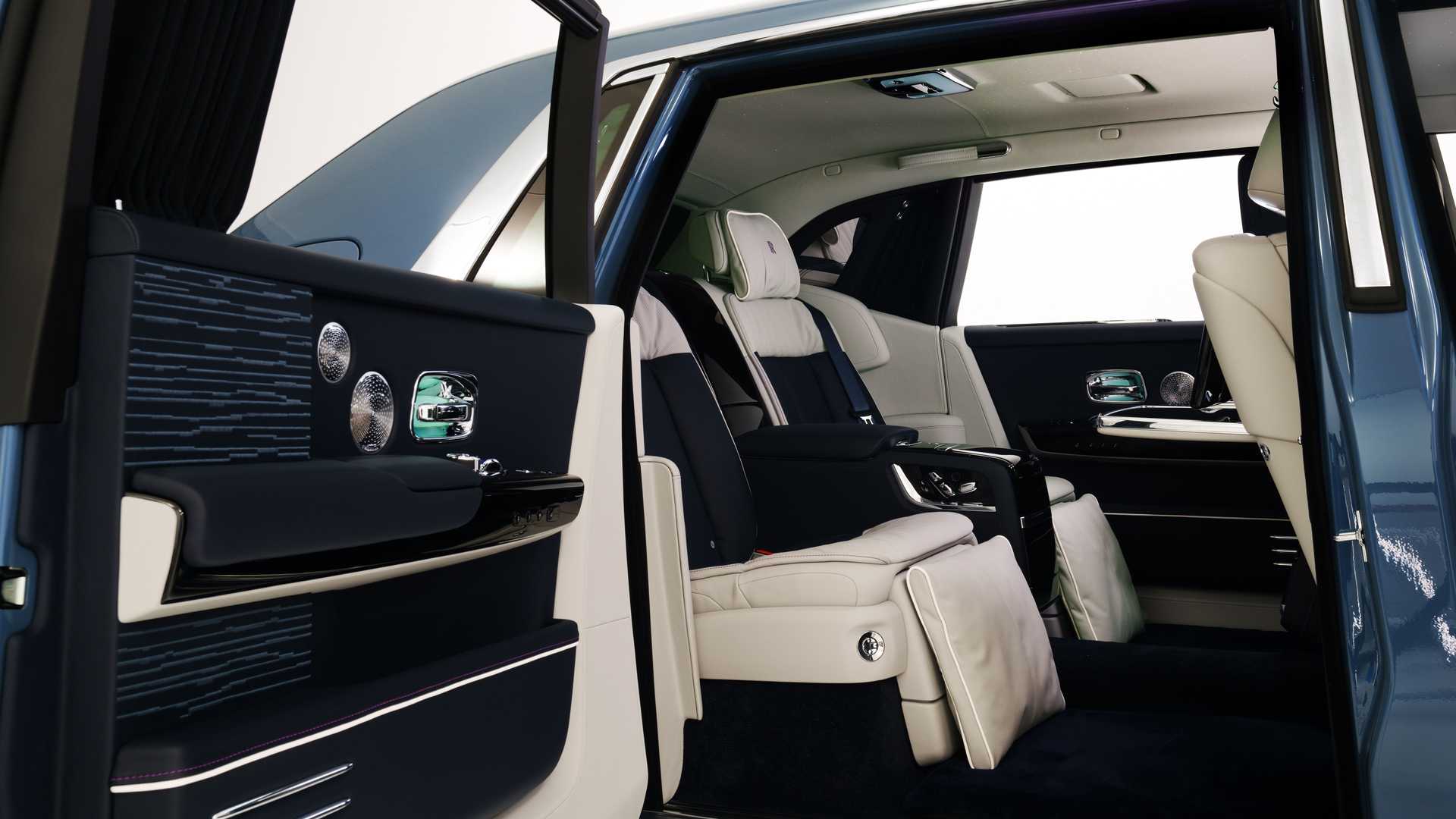 Rolls-Royce Phantom VIII (1).jpg