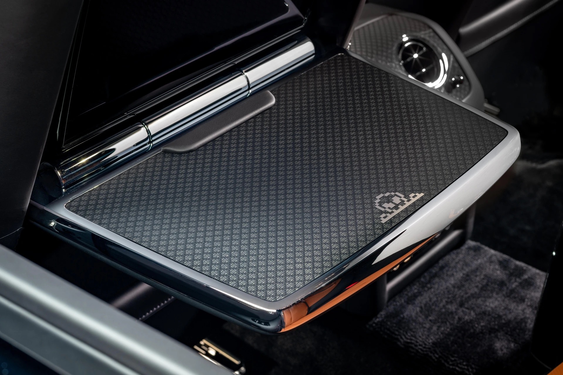 Rolls_Royce_Black_Badge_Ghost_Gamer_7.jpg
