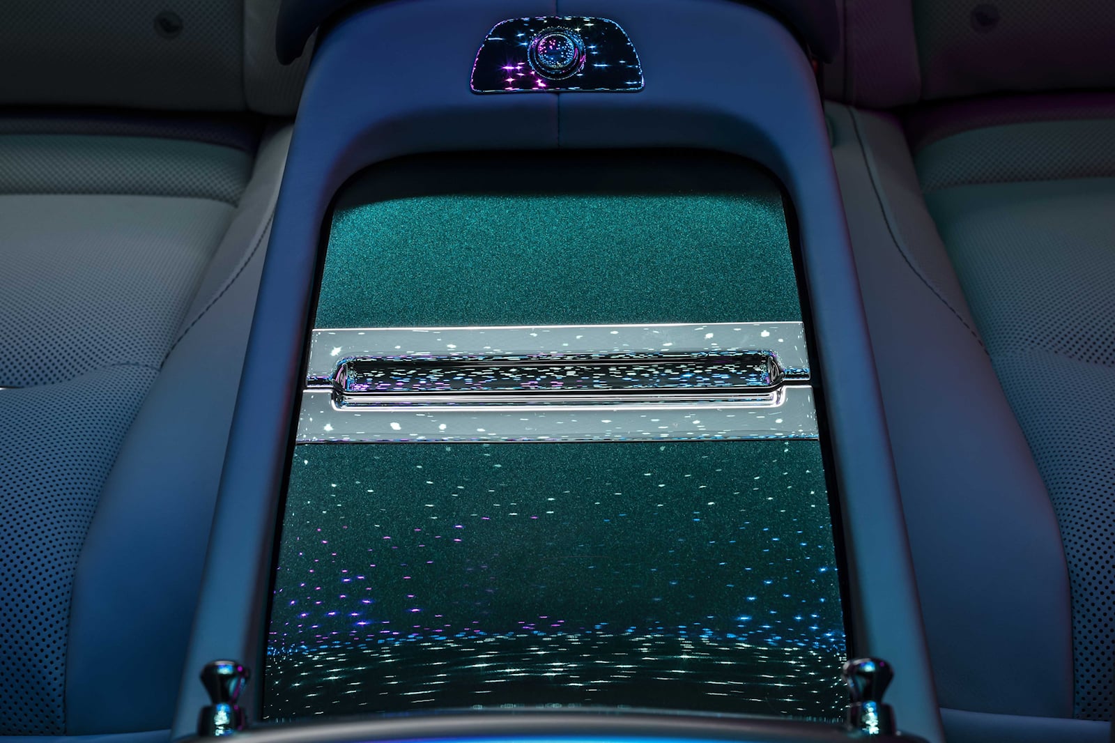 rollsroyce-wraith-auroraborealis-03.jpg