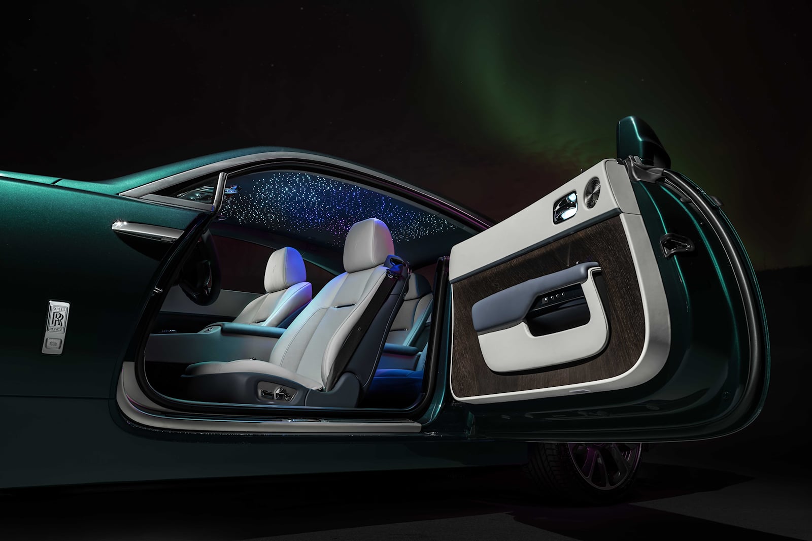 rollsroyce-wraith-auroraborealis-04.jpg