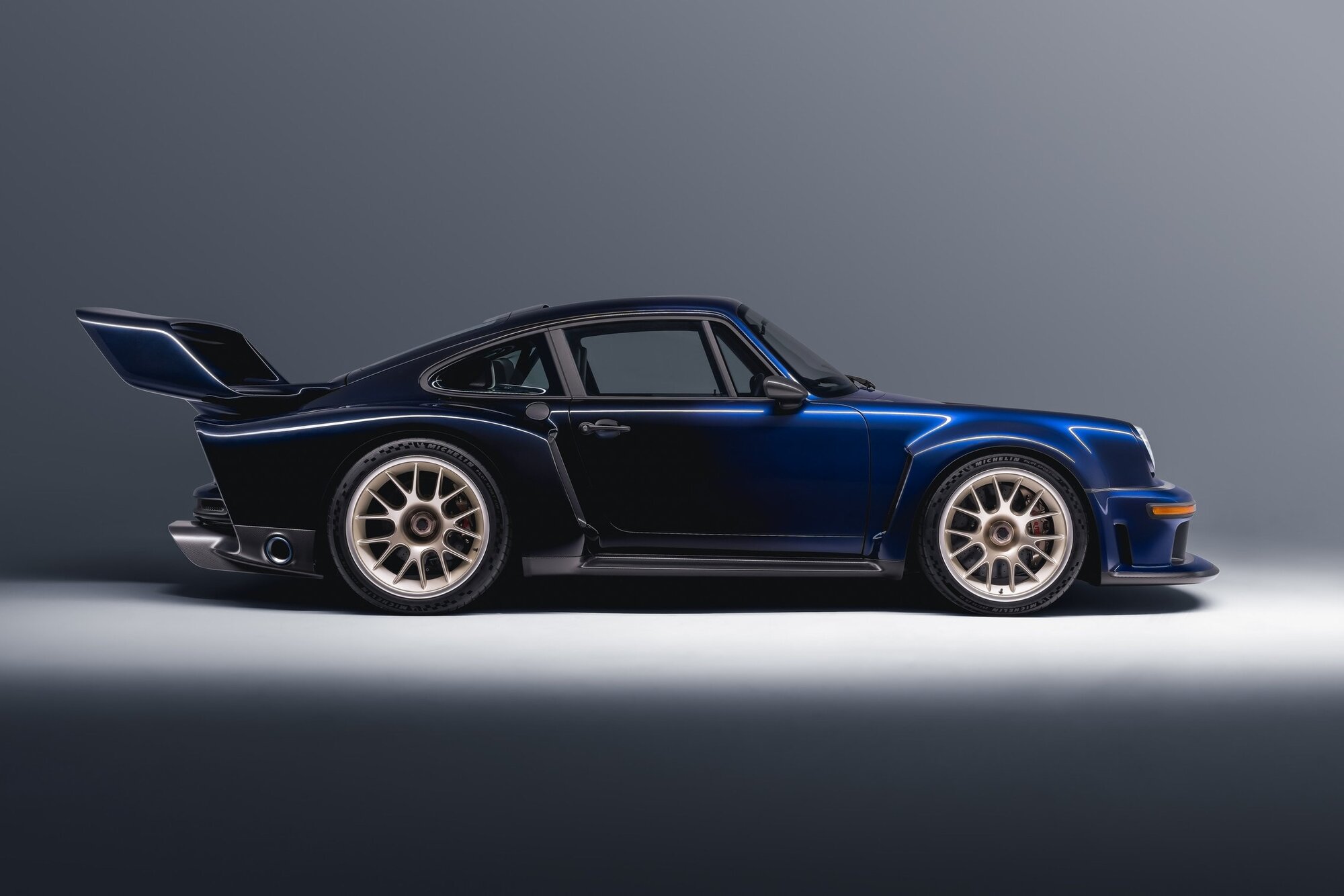 singer-makes-a-sorcerer-out-of-the-first-porsche-911-reimagined-from-its-dls-turbo-series_2.jpeg