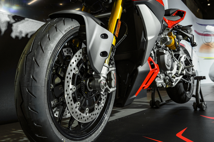 Streetfighter V2 S - Hệ thống giảm xóc Ohlins trước.jpg