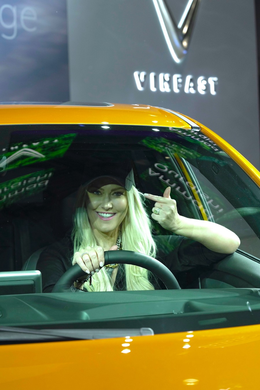 supercar_blondie_vf8_01.jpg