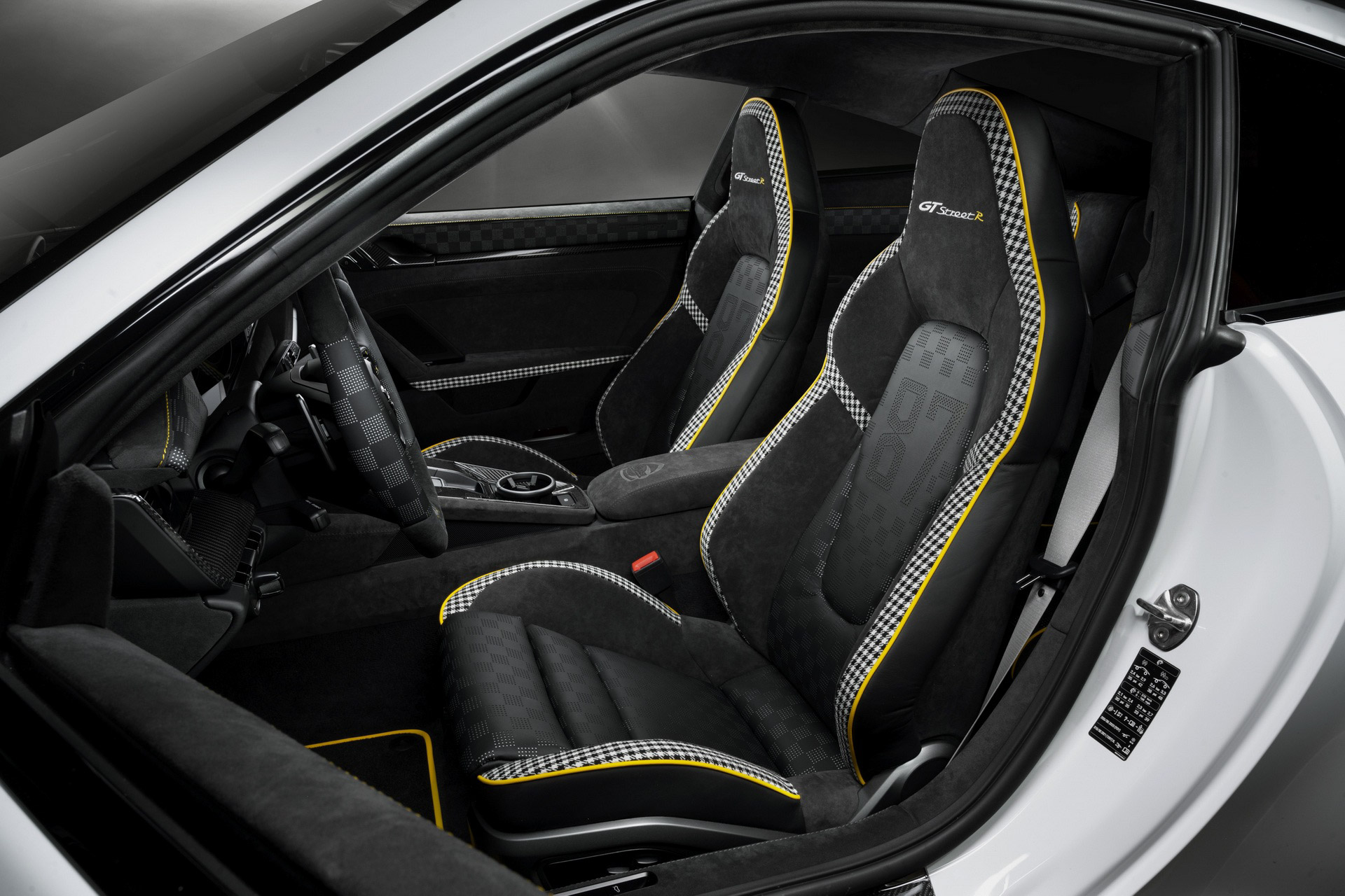 TechArt GTstreet R (3).JPG