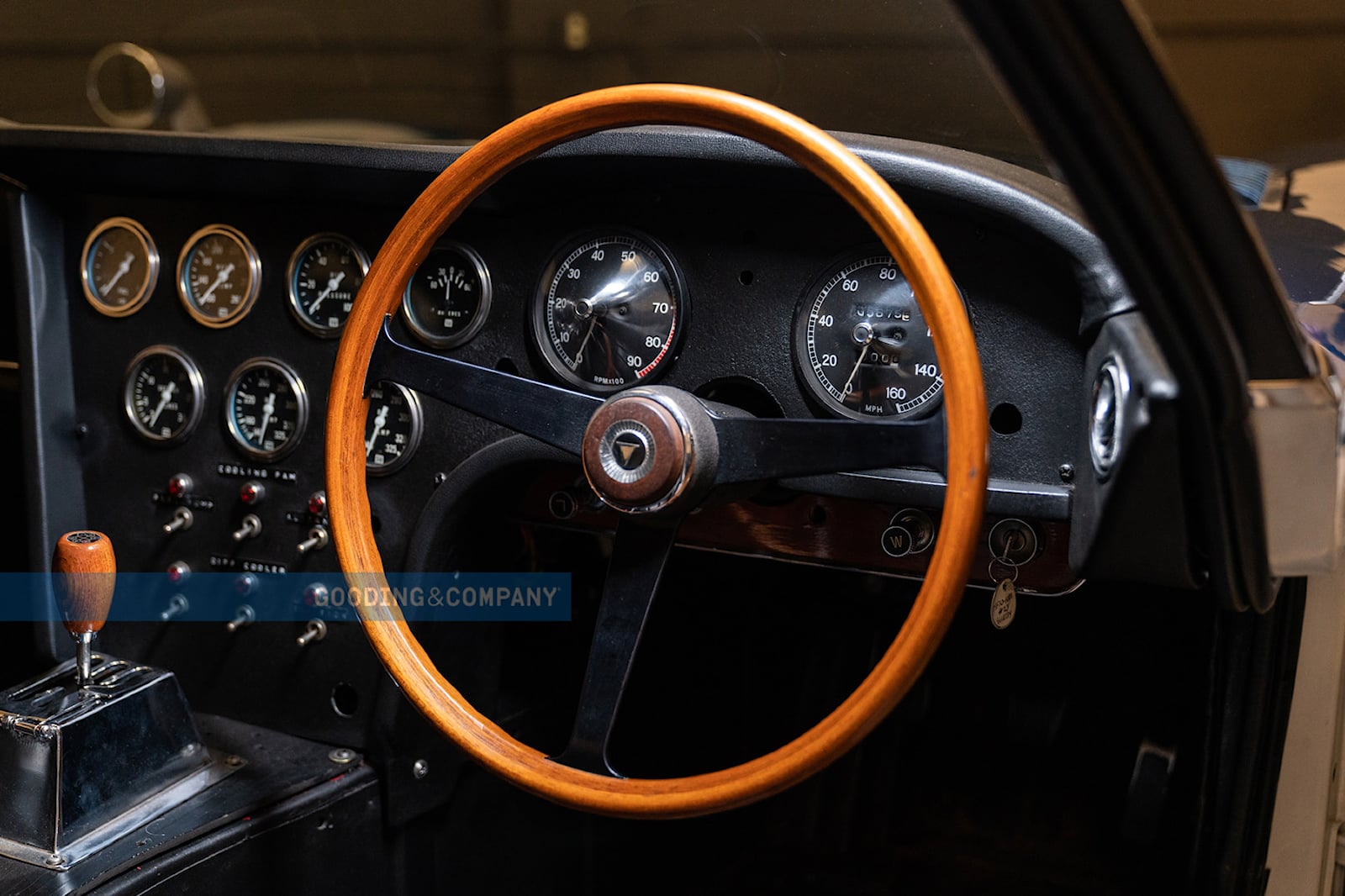 Toyota 2000GT (5).jpg