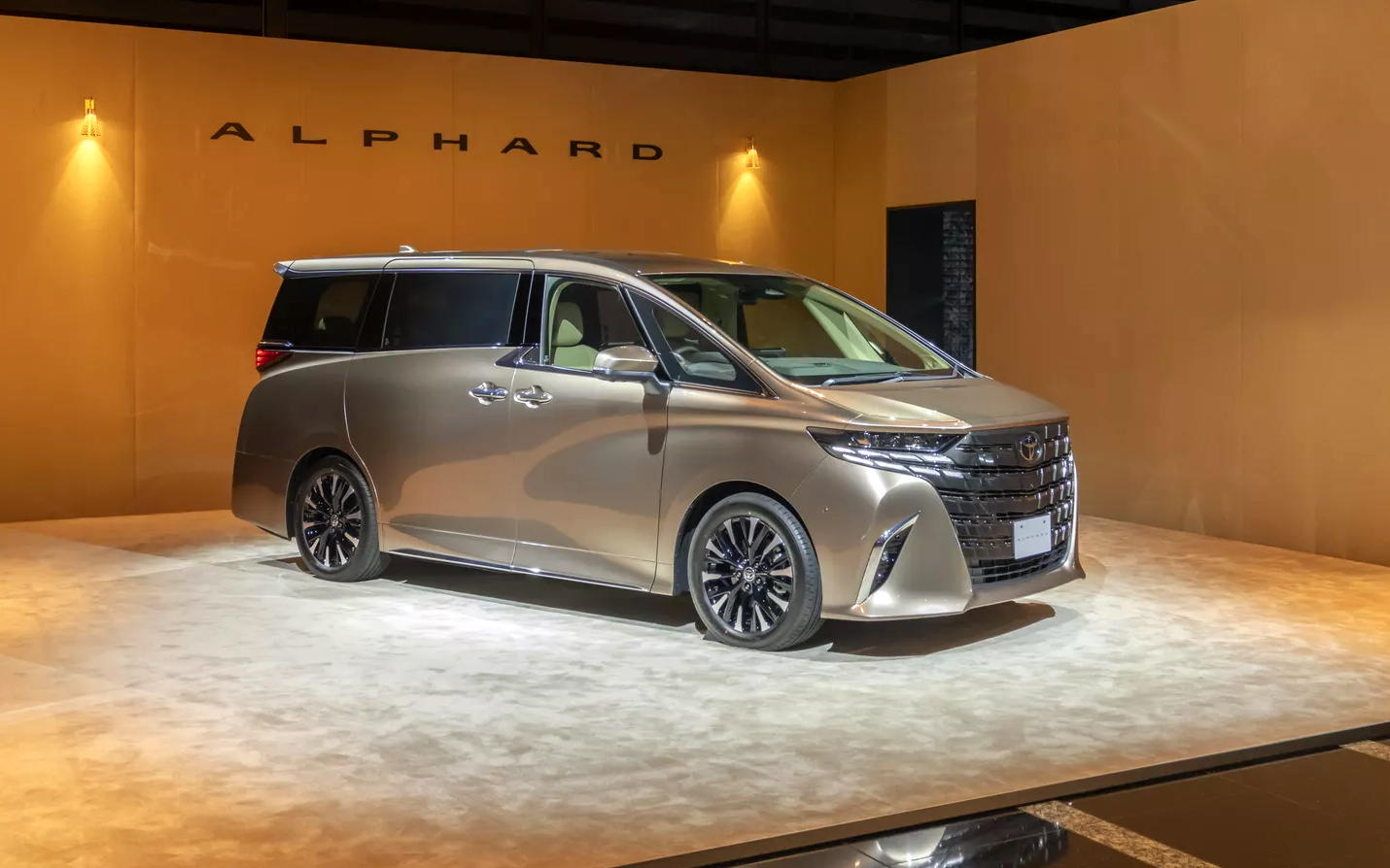 Toyota-Alphard-Vellfire-2024-02.jpg