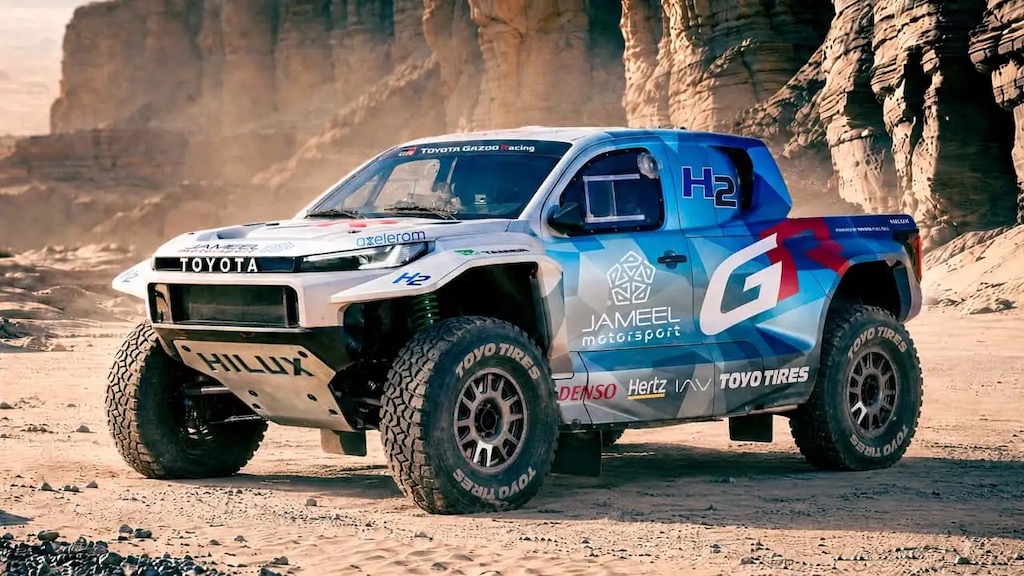Toyota DKR GR FC Hilux hydro-anh-3.jpg