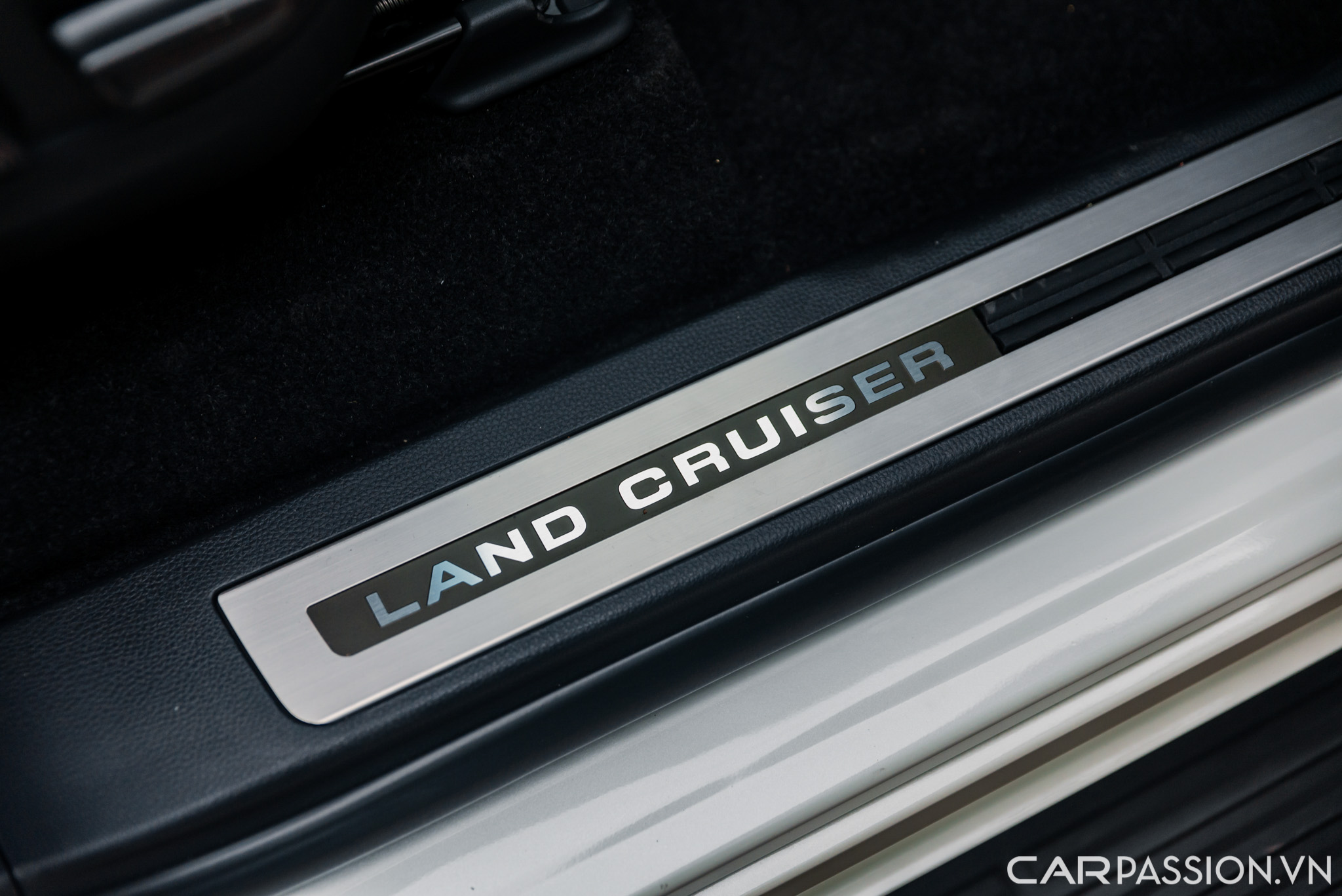 Toyota Land Cruiser VXR (50).jpg