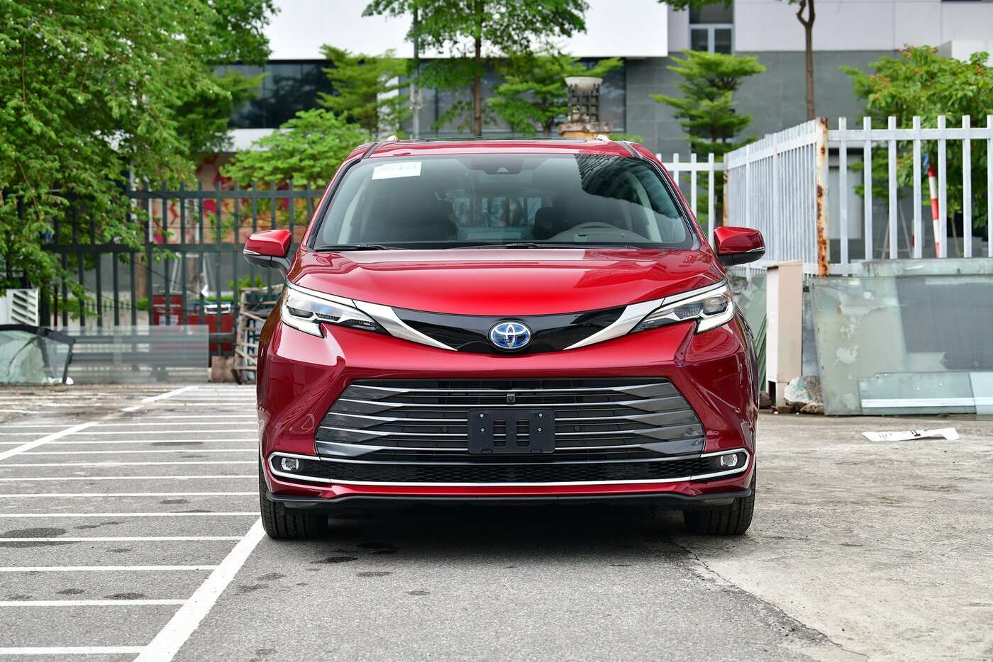 Toyota-Sienna-Platinum-Hybird-model-2021-mau-Do-(1).jpg