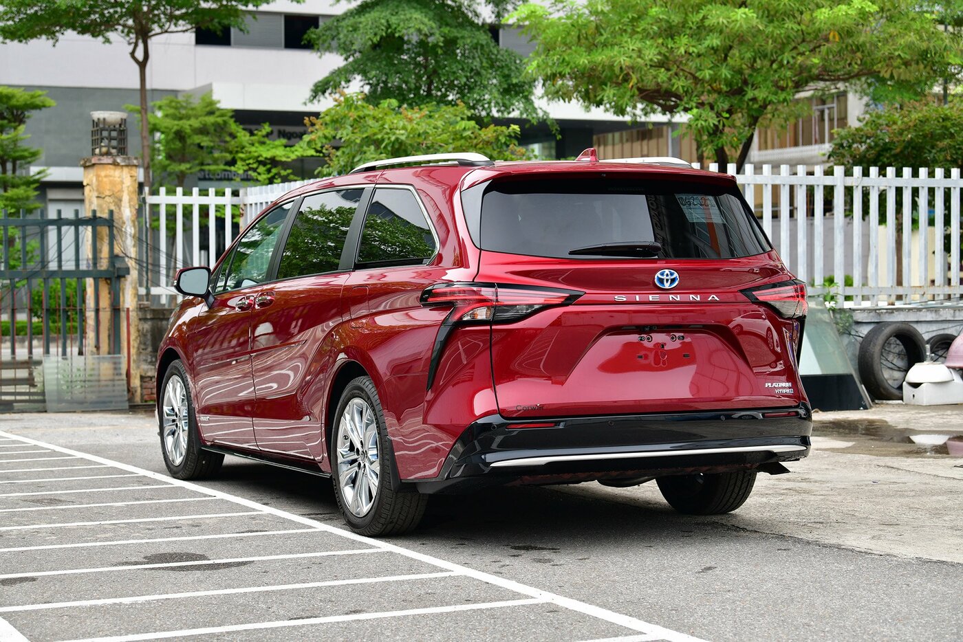 Toyota-Sienna-Platinum-Hybird-model-2021-mau-Do-(8).jpg