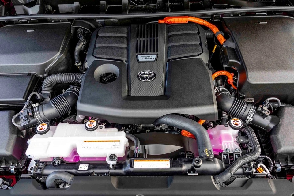 Toyota_Land_Cruiser_Performance_Hybrid_10.jpg