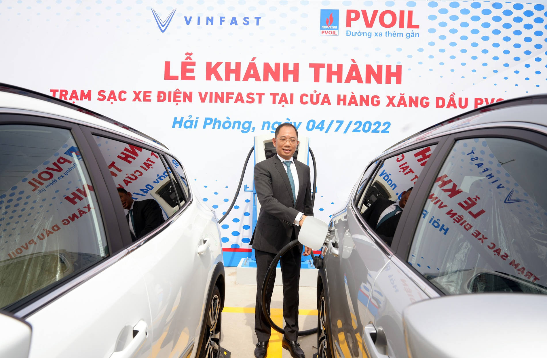 Tram sac PVOIL_Ong Cao Hoai Duong sac xe e34.jpg