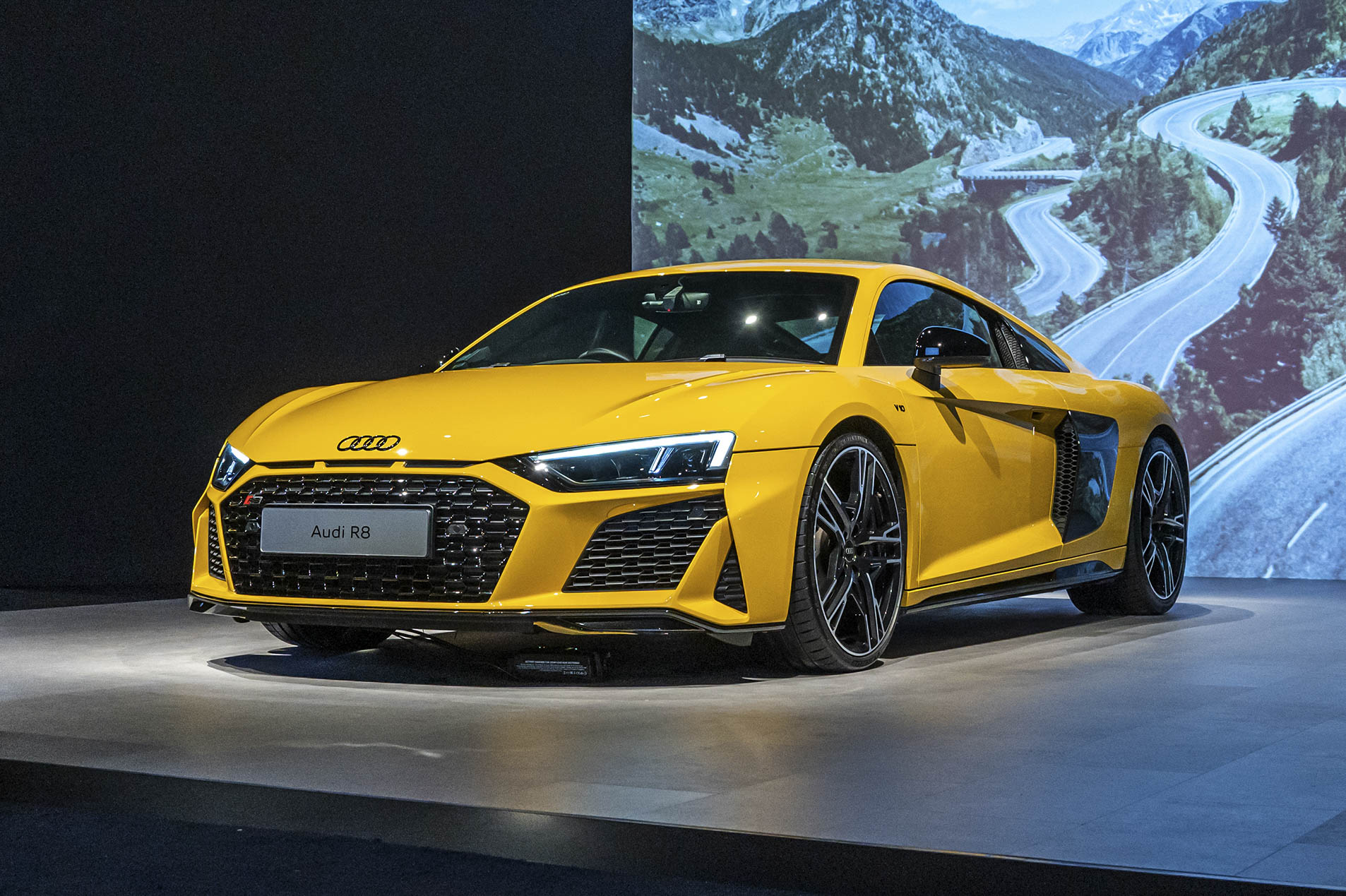 trung-bay-Audi-sing-anh-_1.JPG