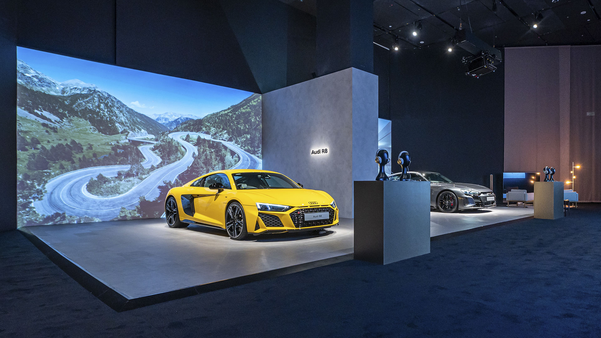 trung-bay-Audi-sing-anh-.JPG