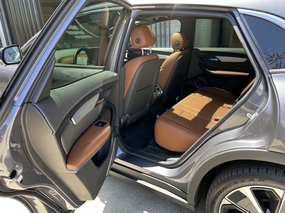 vf-agirlguidestocars-vf8-04.jpg