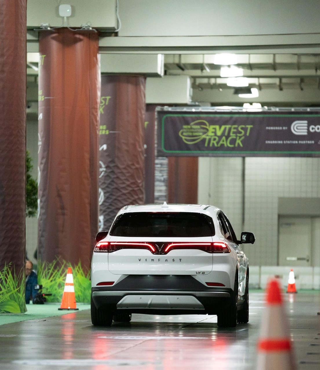 vf8_testdrive_us_04.jpg