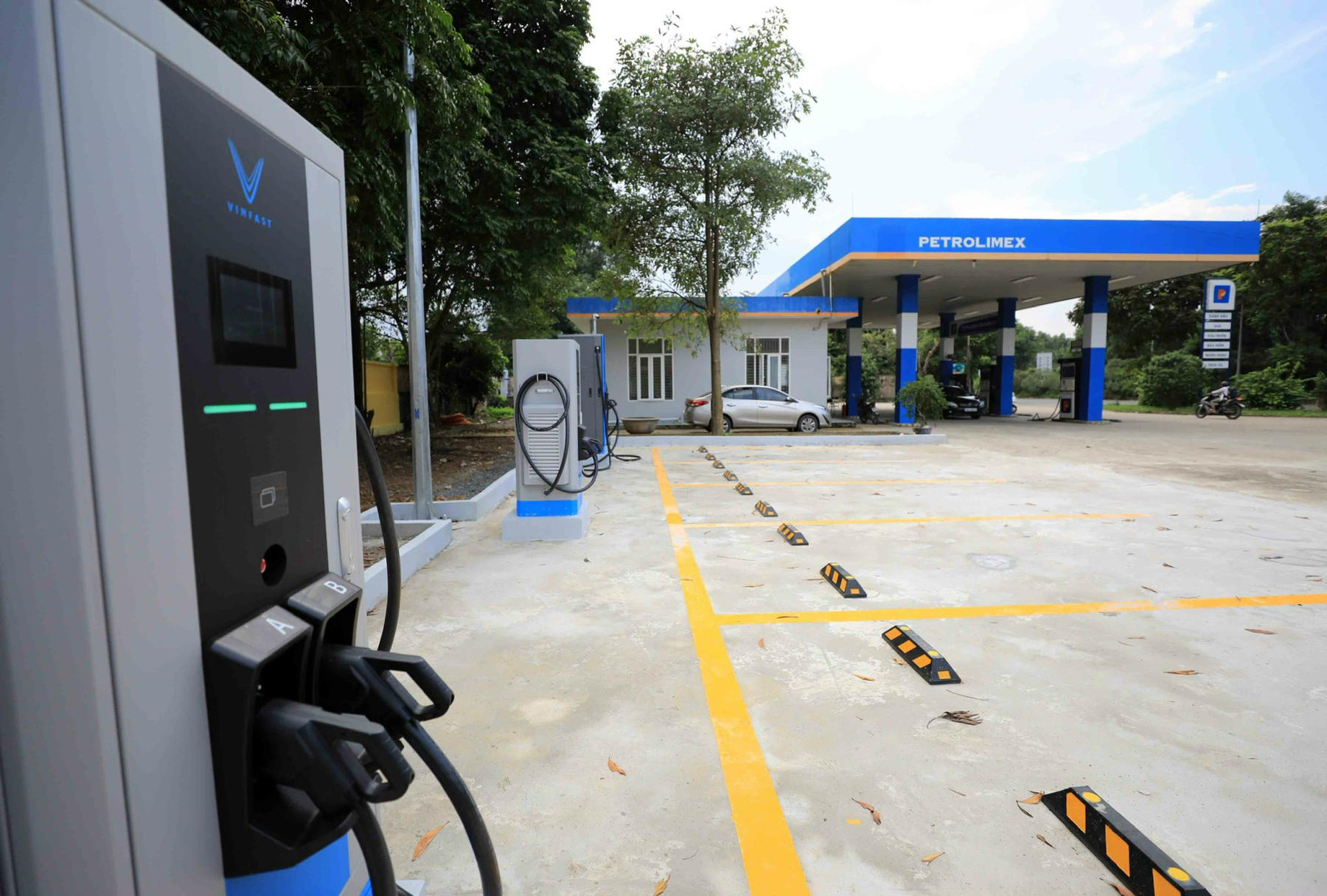 vinfast_petrolimex_06.jpg