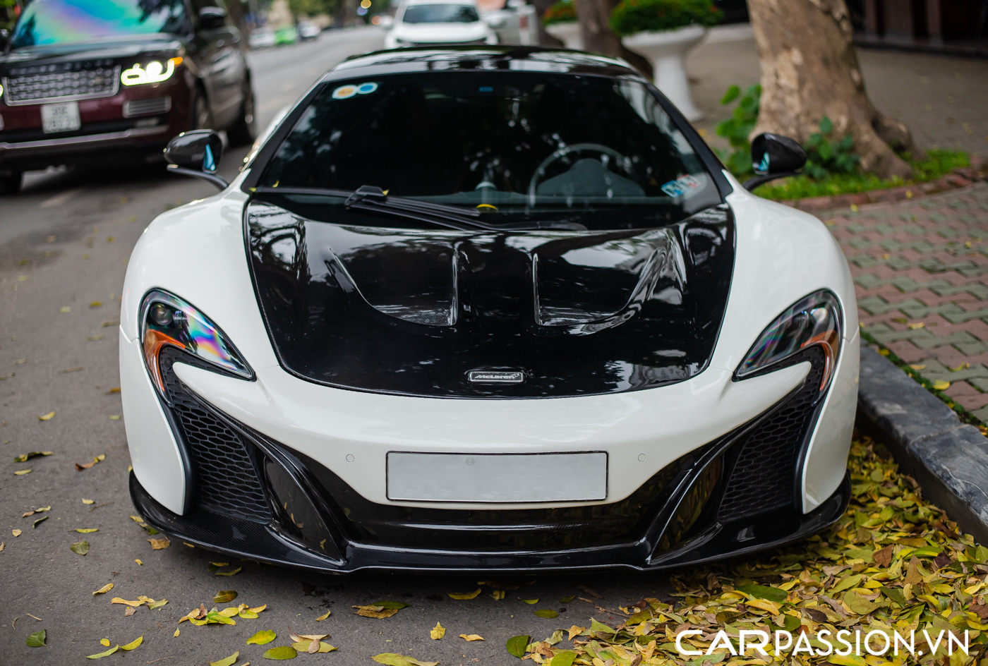 White McLaren 650S in VietNam (2).JPG