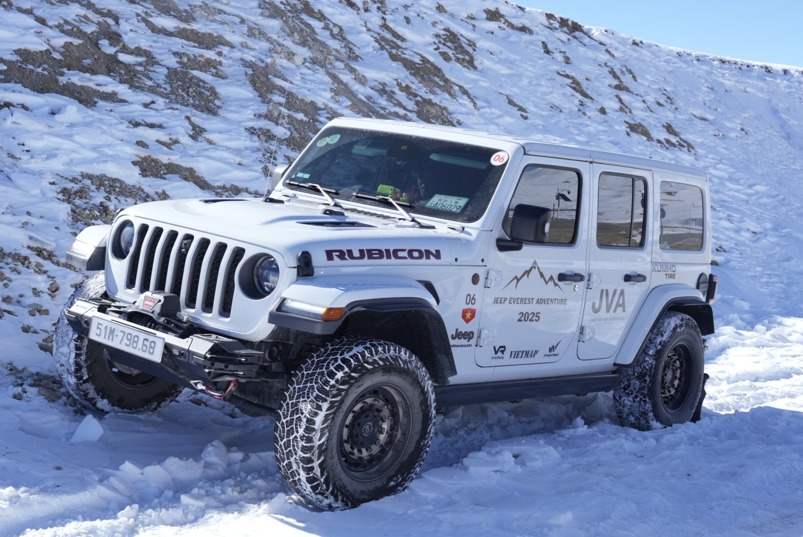 Xe Jeep với lốp Kumho AT52 trên hành trình Everest Adventure.JPG