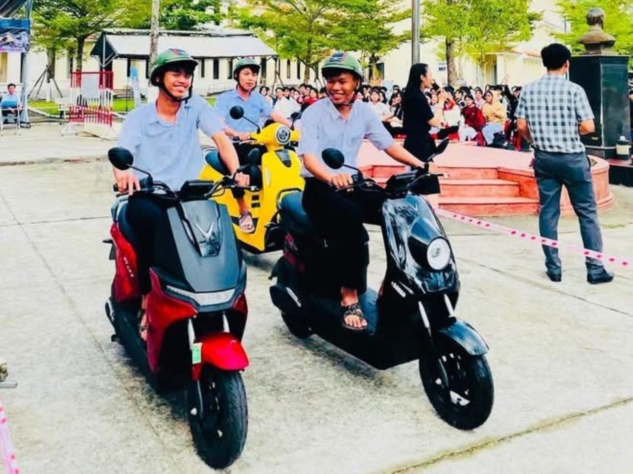 xe-may-dien-anh-2 Large.jpeg