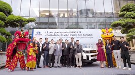2 - Ông Kim Sang Sik chụp ảnh chung cùng Tổng Giám đốc và các CBNV Huyndai Thành C...jpg