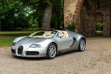 Bugatti-Veyron-000010 (Large).jpeg