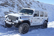 Xe Jeep với lốp Kumho AT52 trên hành trình Everest Adventure.JPG